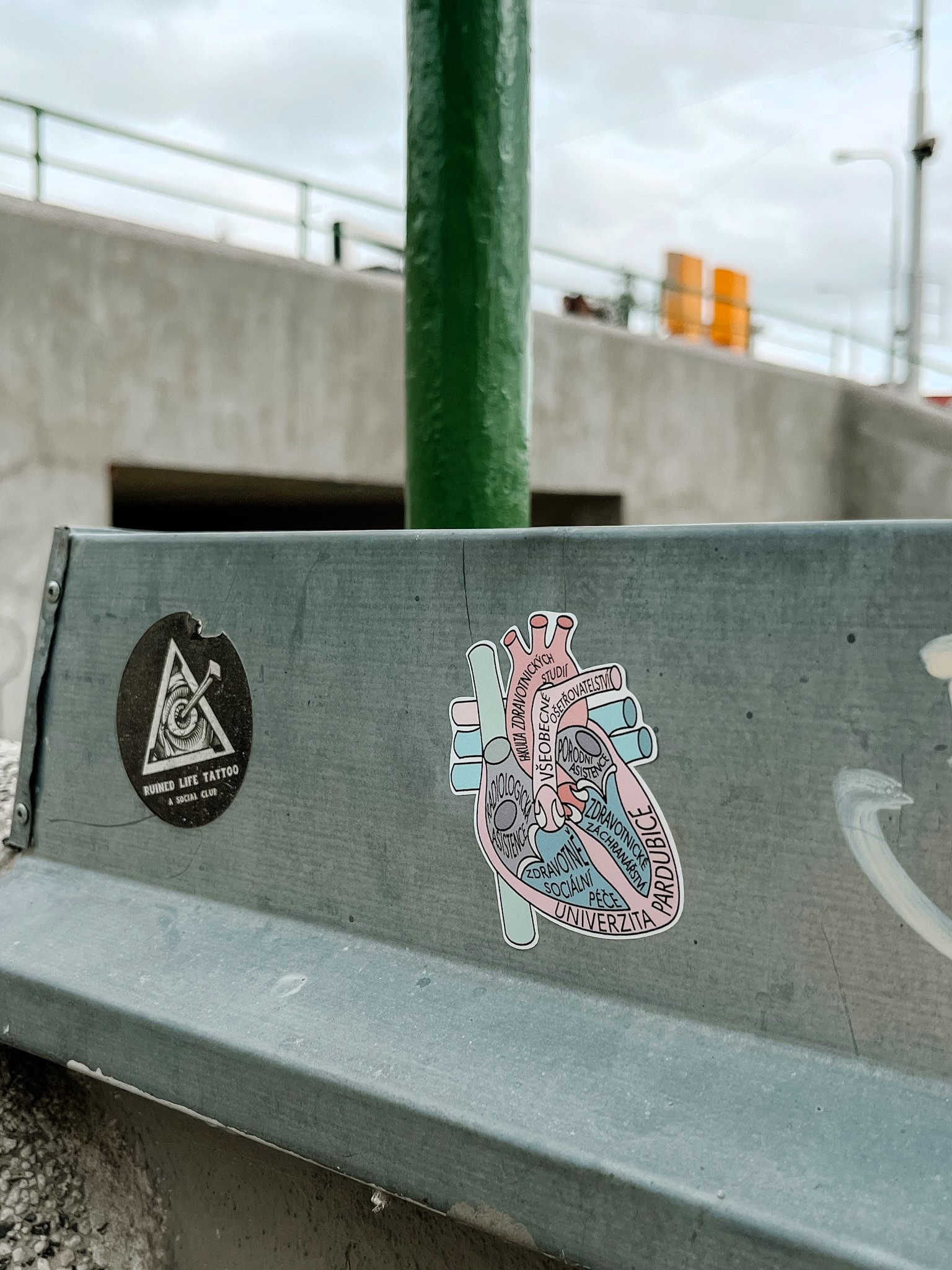 Fakultní samolepka na povolené ploše