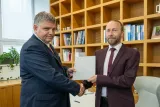 Rektor prof. Libor Čapek jmenoval děkanem Fakulty chemicko-technologické prof. Petra Němce Rektor prof. Libor Čapek jmenoval děkanem Fakulty chemicko-technologické prof. Petra Němce